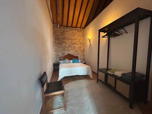 サンタ・ルシアにあるLa Casa de Tirajana free wifi 600 mbのベッドルーム1室(ベッド1台、鏡付)