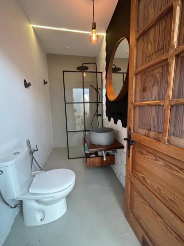 サンタ・ルシアにあるLa Casa de Tirajana free wifi 600 mbのバスルーム(トイレ、洗面台、鏡付)