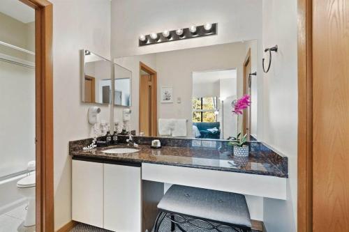 baño con lavabo y espejo grande en Beautiful Seven Springs- 2 Bed, 2 Bath Condo en Champion