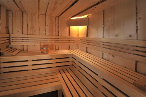 an empty wooden sauna with a glass in the middle at APLEND Domceky Tatry Holiday in Veľký Slavkov