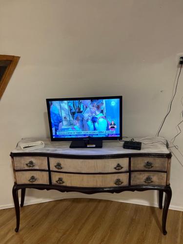 TV en la parte superior de una cómoda de madera en Cuchilla Alta domo geodésico, en Cuchilla Alta