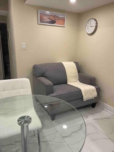 salon z kanapą i szklanym stołem w obiekcie Adorable1-Bedroom Basement apartment, free parking w mieście Brampton