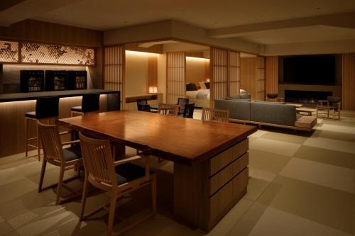 会津若松市にあるAizuwakamatsu - House - Vacation STAY 94546vのキッチン(大きな木製テーブル、椅子付)