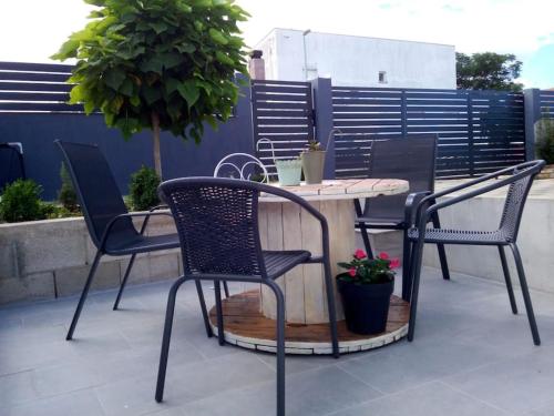 uma mesa e cadeiras sentadas num pátio em KaLo, novouređen stan + besplatan parking em Murvica