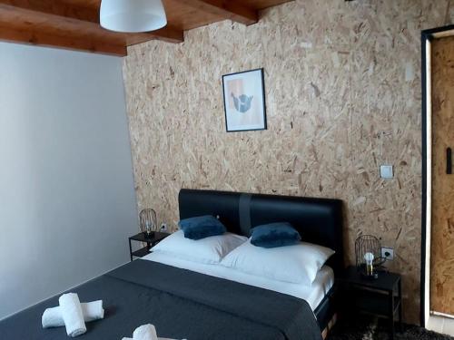 um quarto com uma cama com almofadas azuis em KaLo, novouređen stan + besplatan parking em Murvica
