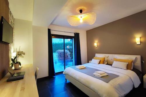 Posteľ alebo postele v izbe v ubytovaní VILLA GIOIA + Chalet, Piscine, Pétanque, Jacuzzi & Brasero