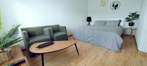 - une chambre avec un lit, un canapé et une table dans l'établissement Akropole Apartment in Riga, à Riga