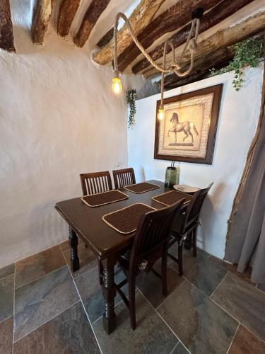 een eetkamer met een tafel en stoelen bij Casa Fabian in Polopos