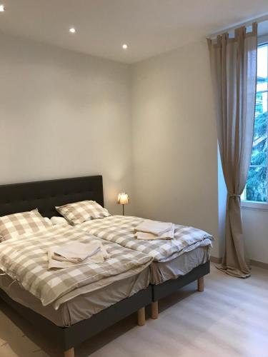 une chambre avec un grand lit avec une fenêtre dans l'établissement Cannes center, à Cannes