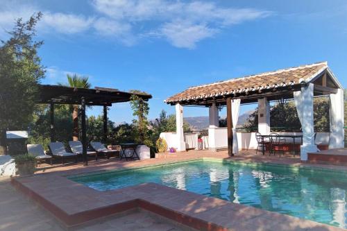 - une piscine avec un kiosque et une terrasse dans l'établissement Villa Carmen Magnificent Country House in Serranía, à Ronda