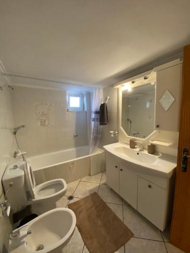 uma casa de banho com um WC, um lavatório e uma banheira em Sitara's House em Karpenision