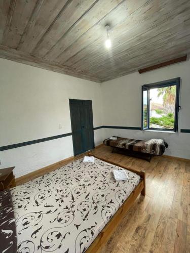 Postel nebo postele na pokoji v ubytování Kontias stonehouses