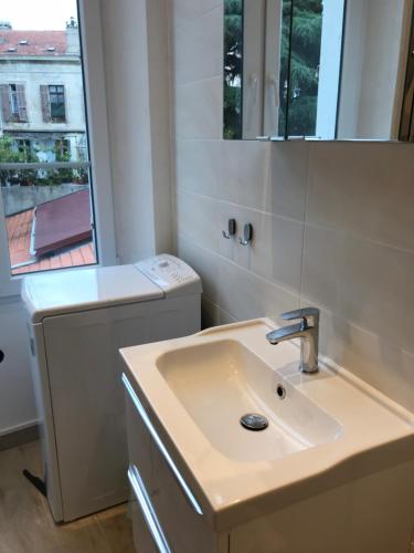 une salle de bain avec un lavabo et une fenêtre dans l'établissement Cannes center, à Cannes