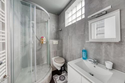 een badkamer met een douche, een toilet en een wastafel bij Belle maison Paris/Disney in Sucy-en-Brie