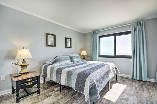 - une chambre avec un lit et une fenêtre dans l'établissement Oceanfront Vacation Rental in Murrells Inlet!, à Myrtle Beach