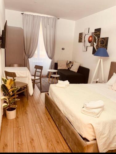 - une chambre avec un lit et un salon dans l'établissement Casa Morganti-, à Sesto San Giovanni