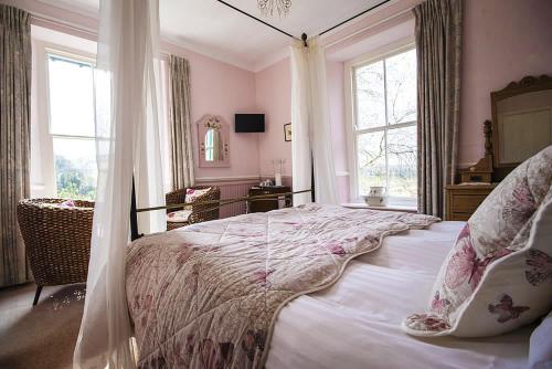 - une chambre avec un grand lit à baldaquin dans l'établissement The Old Rectory, à Coniston