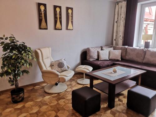 ein Wohnzimmer mit einem Sofa und einem Tisch in der Unterkunft Legata in Ostróda