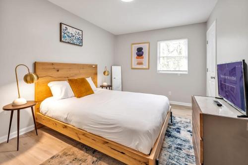 Peaceful Getaway 2BR with Parking – Photos 2