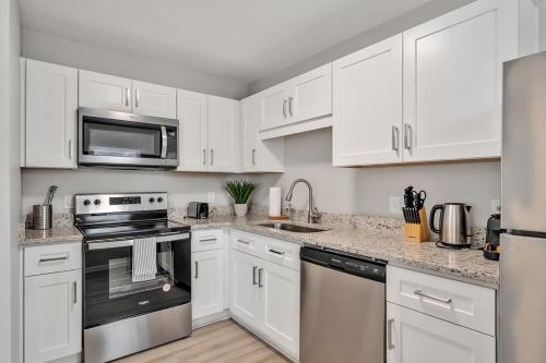 Peaceful Getaway 2BR with Parking – Photos 4