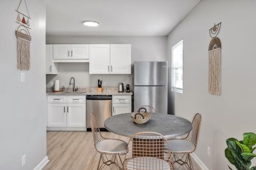 Peaceful Getaway 2BR with Parking – Photos 3