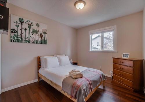 Ένα ή περισσότερα κρεβάτια σε δωμάτιο στο Big family home w/ Deck, Ping Pong, BBQ & Garage