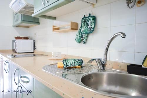 blat kuchenny ze zlewem i zlewem w obiekcie Aurora House w Corralejo