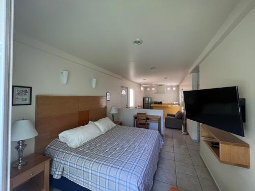 a bedroom with a bed and a flat screen tv at Privada 400 in Pachuca de Soto