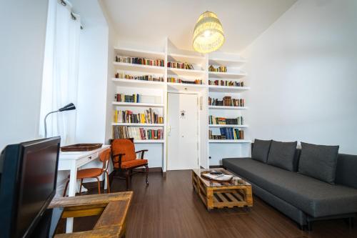 a living room with a couch and a table at Singular apartamento en Delicias by beBalmy in Madrid