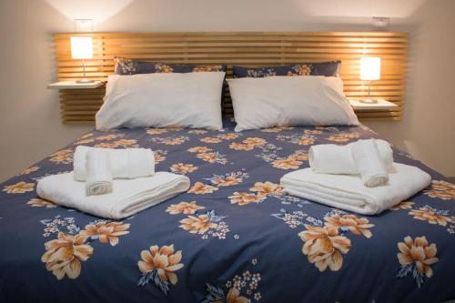 Säng eller sängar i ett rum på Appartamento L'Edera