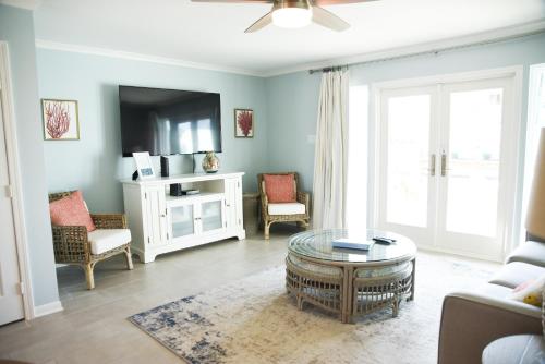 Χώρος καθιστικού στο Rockport Waterfront Condo on Key Allegro Island