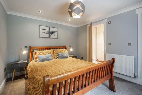 una camera con un grande letto in legno di Daisy Cottage - Two bed country retreat a Turriff