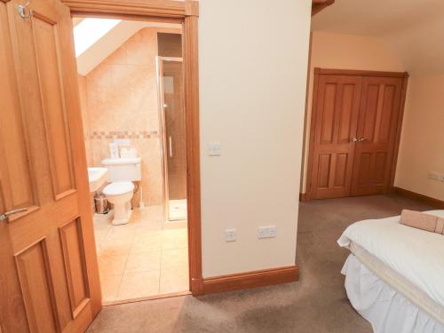 een slaapkamer met een badkamer met een toilet en een wastafel bij High Hemmel House in Embleton