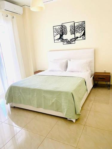 1 dormitorio con 1 cama grande con manta verde en SeaSide House 37 Θουκιδιδου,Alimos, en Atenas