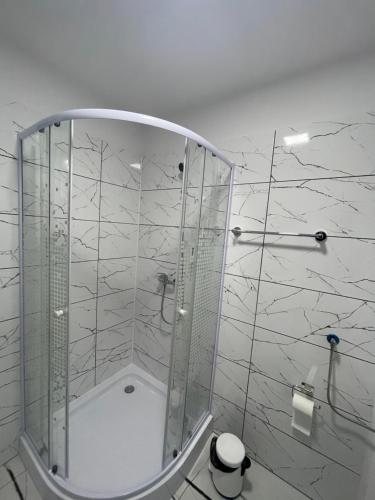 een badkamer met een glazen douchecabine bij Jokai Apartments Nr2,code entry in Sfântu-Gheorghe