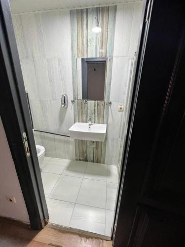 ein Bad mit einem Waschbecken und einem WC in der Unterkunft İmperium in Çiftlikköy