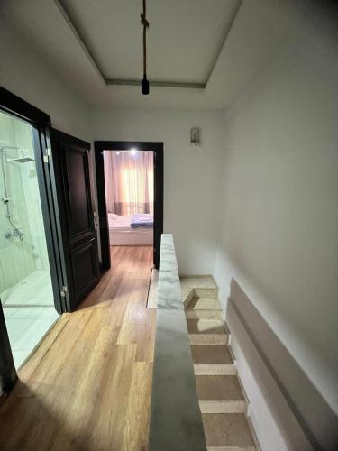 Habitación con una escalera que conduce a un baño. en İmperium en Çiftlikköy