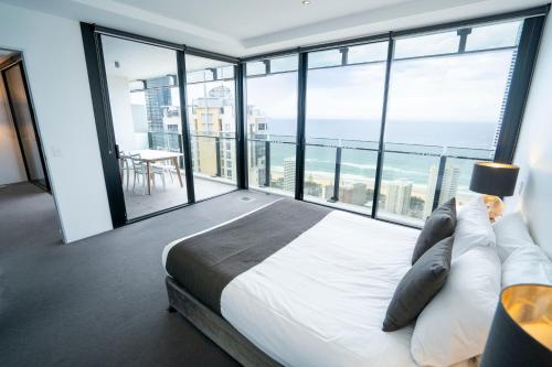1 dormitorio con 1 cama y vistas al océano en Circle on Cavill, en Gold Coast