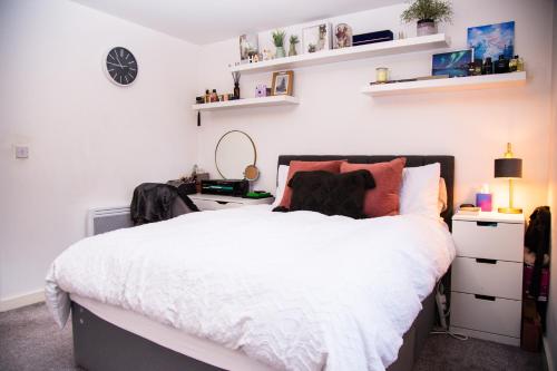 1 dormitorio con cama, escritorio y estanterías en Luxury King Bed Near Old Trafford Stadium, en Mánchester