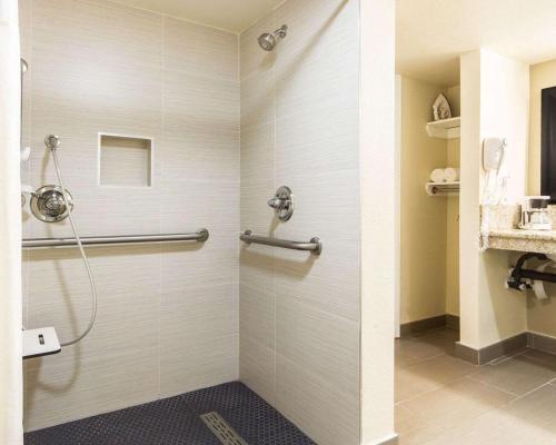 y baño con ducha y puerta de cristal. en Quality Inn Sacramento, en Sacramento