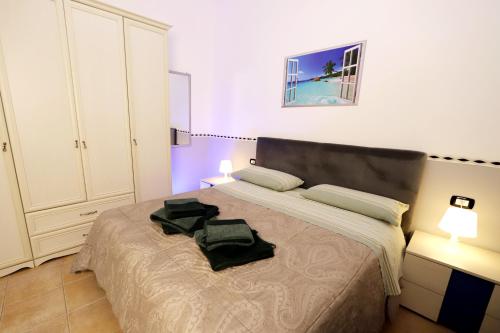 Casa Alma في نابولي: غرفة نوم عليها سرير وفوط