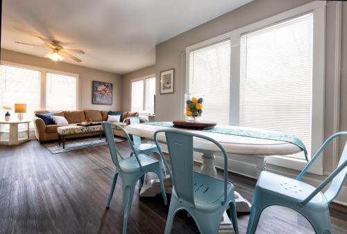 Χώρος καθιστικού στο Midtown Cottage