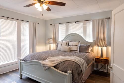 Ένα ή περισσότερα κρεβάτια σε δωμάτιο στο Midtown Cottage