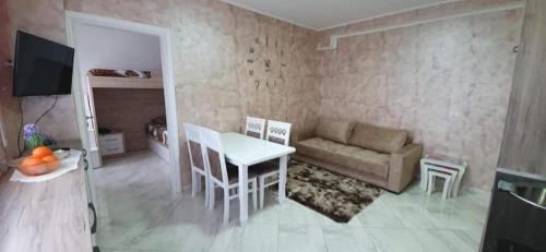 - un salon avec un canapé et une table dans l'établissement luka apartament, à Shëngjin