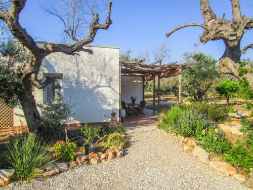 a garden with a house and a tree at Il Campo in Ugento