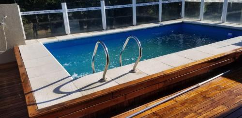 - une piscine avec deux poignées en métal dans l'établissement Natureza, à Pinamar