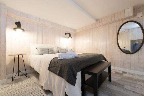 a bedroom with a large bed and a mirror at A 5 minutos de la Catedral, la Giralda y la Maestranza, Sevilla centro in Seville