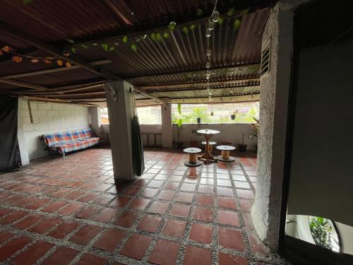eine Terrasse mit einem Tisch und einer Bank in einem Zimmer in der Unterkunft Nice Place in Medellín