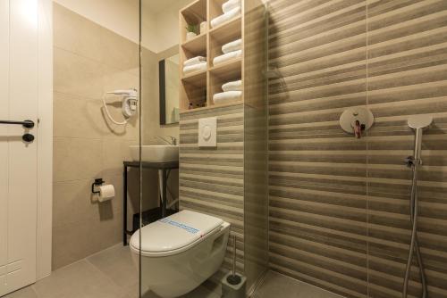 Ένα μπάνιο στο Apartments Artee Free Garage Parking
