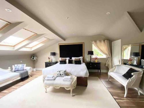 um quarto grande com uma cama e um sofá em Lakeview Lodge Exclusive Home on the Blessington Lake em Wicklow